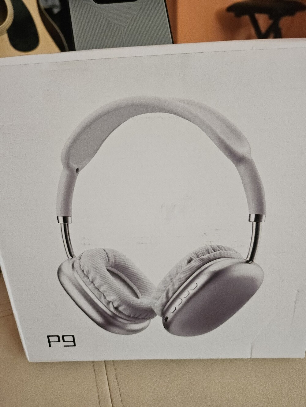 White Over-Ear Wireless Headphones - P9